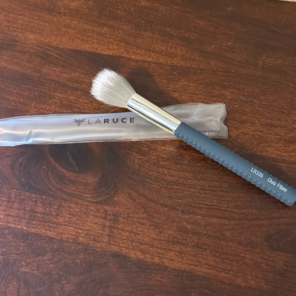 Laruce LR316 Duo Fibre brush in Denim new in pouch